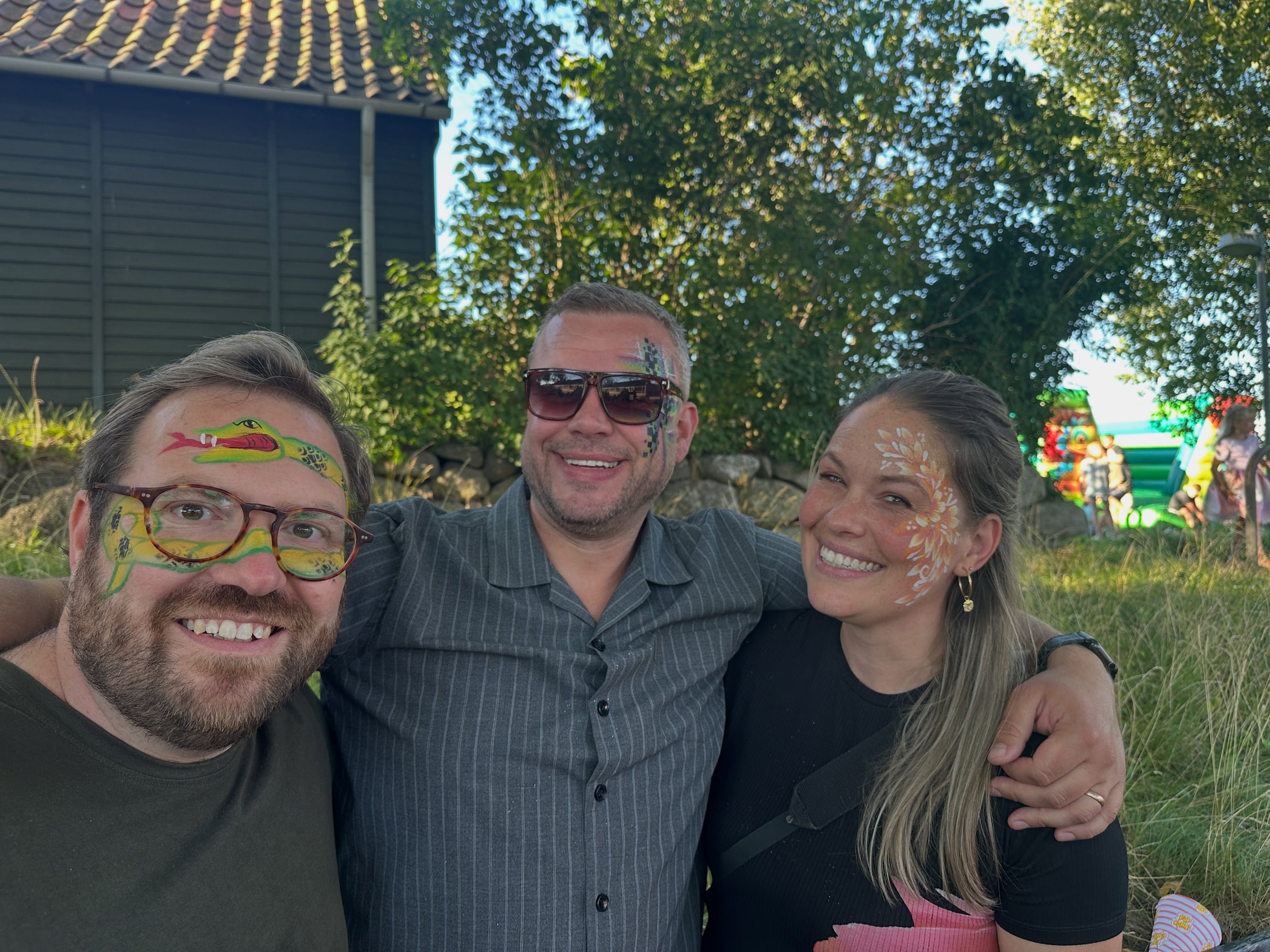 Ej hvor havde jeg en dejlig eftermiddag i Oure i går 🫟 der var 40 års jubilæum for en helt særlig lærer 🌸 #ourefriskole @oure_friskole #ansigtsmaling #ansigtsmaleren #ansigtsmalingforbørn #ansigtsmalingtilalle